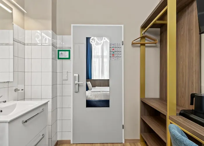 Odeon Near Nestroyplatz With Self Check-in & Private External Bathroom