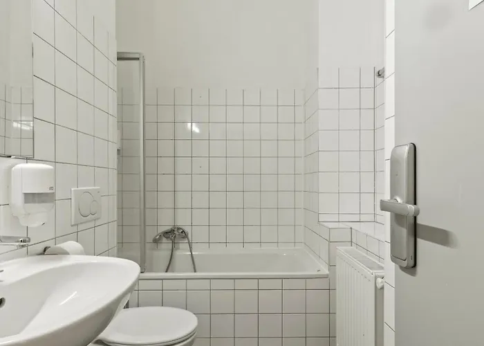 Odeon Near Nestroyplatz With Self Check-in & Private External Bathroom *