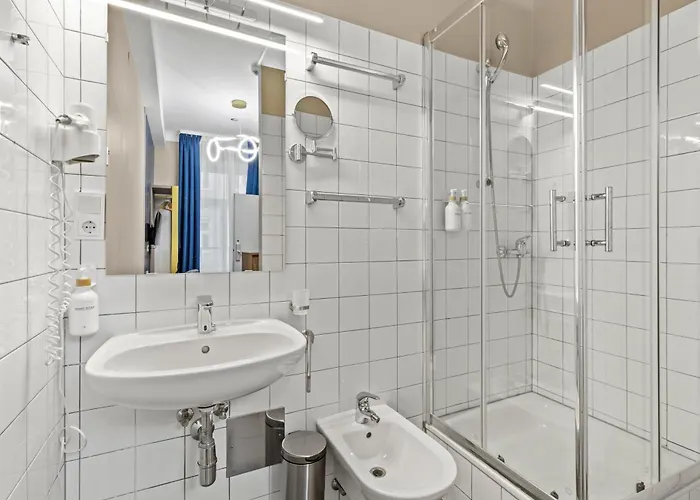 Odeon Near Nestroyplatz With Self Check-in & Private External Bathroom Готель Відень